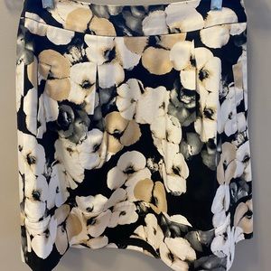 White House Black Market size 0 floral skirt with POCKETS & side zipper